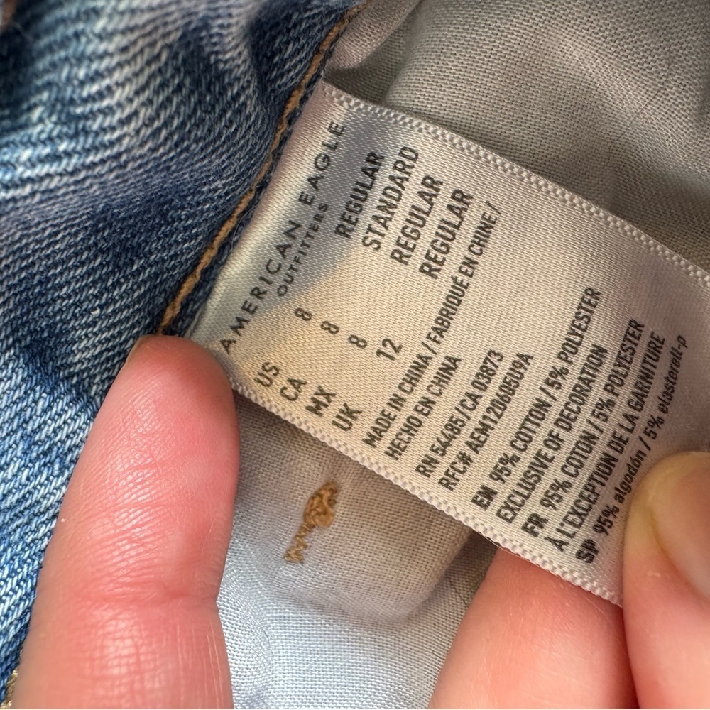 American Eagle Distressed Mom Jean- Size 8 - Picture 5 of 6
